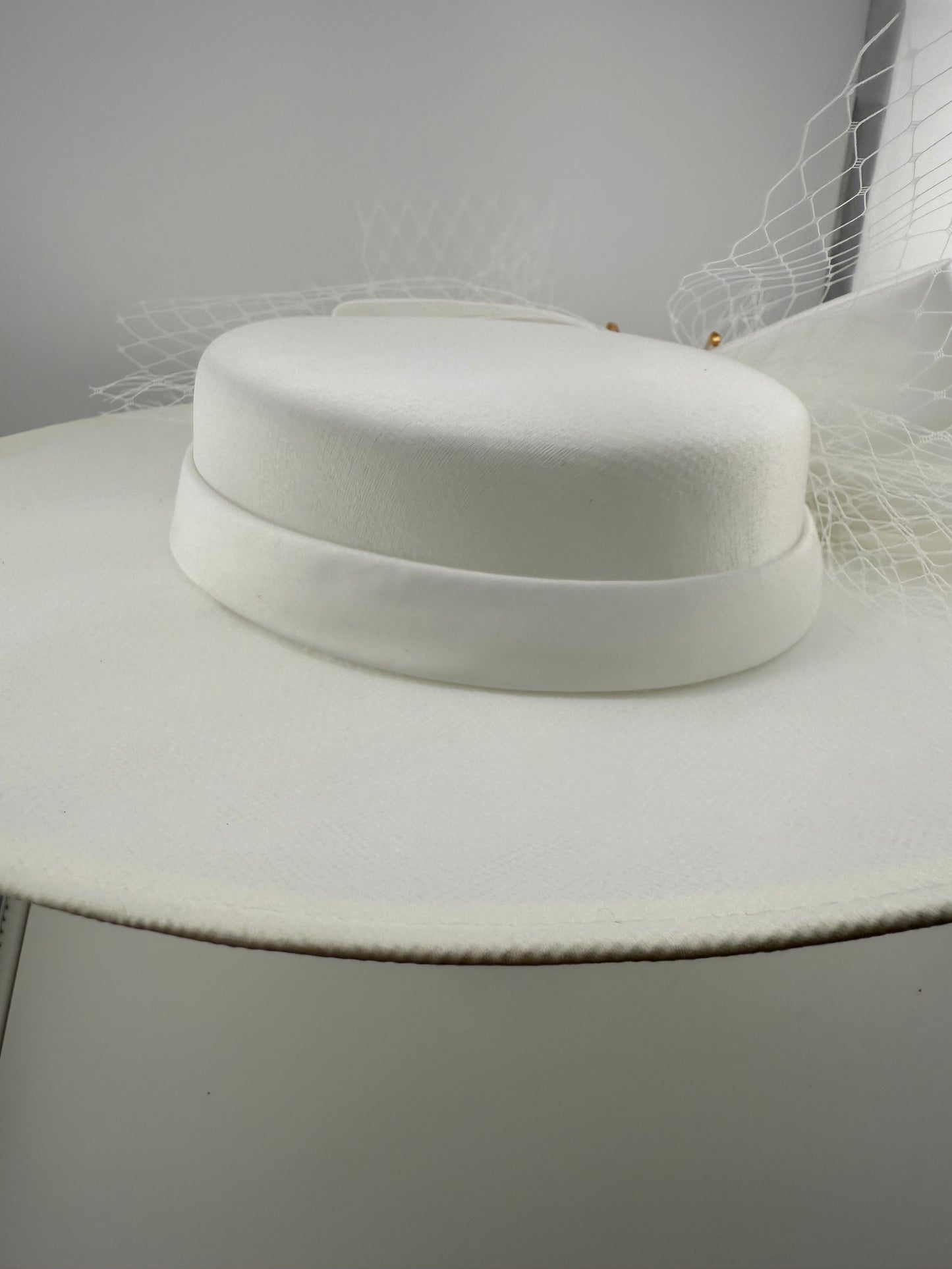 🤍 White Wide Brim Hat with Bow